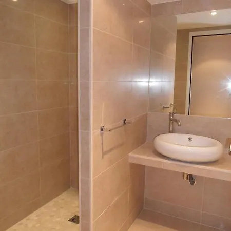Veles Apartahotel Cannes